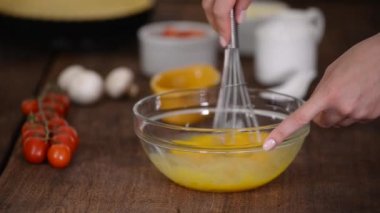 Kadının elini kapat ve mutfakta yumurta çırp..