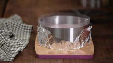 Böğürtlenli kremalı pasta yapma sürecinde adım adım. Fransız Tatlısı Pişirme.