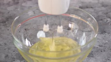 Kadın elleri kasede karıştırıcıyla yumurta beyazı dövüyor..