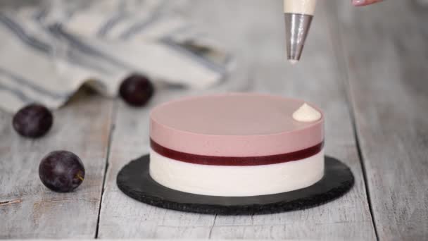 Chef Pâtissier Décoré Délicieux Gâteau Mousse Prune Avec Crème Fouettée — Video