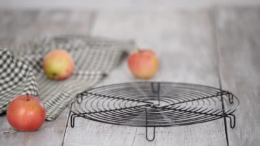 Taze pişmiş elmalı pasta. Kadın elleri fırında elmalı turtayı soğutma rafına koyar..