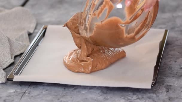 Jeune Femme Verse Gâteau Chocolat Mélange Dans Plateau — Video