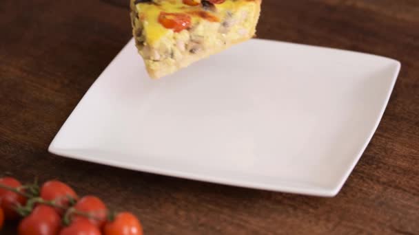 Chicken Quiche Lorraine Met Champignons Tomaten Kaas — Stockvideo