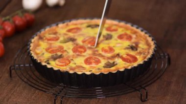 Ev yapımı kiş lorraine 'i tavuk, mantar ve peynirle kesiyorum. Fransız mutfağı..