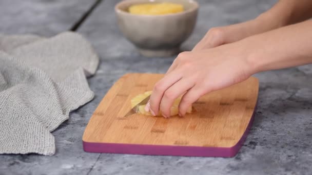 Mãos Mulher Cortando Abacaxi Pequenos Pedaços — Vídeo de Stock