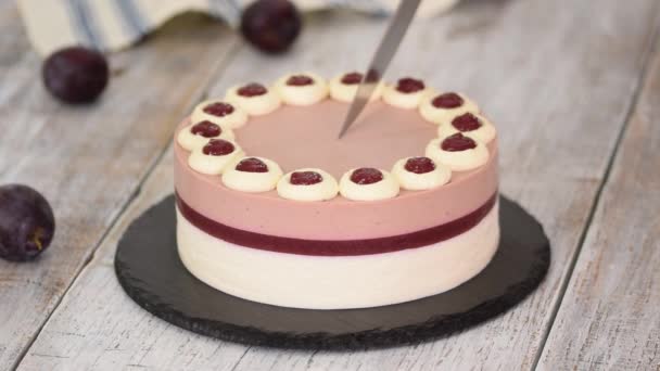 Heerlijke pruimenmousse cake snijden met slagroom. — Stockvideo