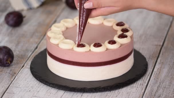 Banketbakker versierde een heerlijke pruimenmuizencake met jam. — Stockvideo