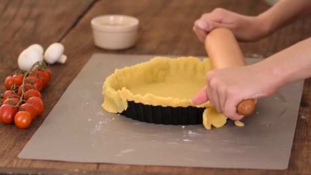As mãos femininas preparam uma torta para assar. Assar em casa. — Vídeo de Stock