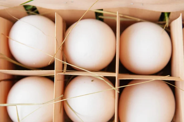 Ovos Galinha Brancos Crus Frescos Uma Caixa Madeira Grama Verde — Fotografia de Stock
