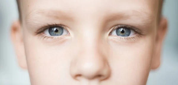 Zbliżenie Oko Piękny Chłopiec Szary Piękne Oczy Zdjęcia Makro Obraz — Zdjęcie stockowe