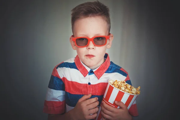 Giovane Ragazzo Guarda Film Occhiali Cinema Casa Bambino Mangia Popcorn — Foto Stock