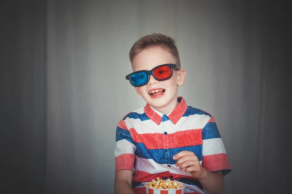 小男孩在电影院或家里看3D 眼镜的电影 小孩子在灰色的背景下吃爆米花 家庭影院 可爱的孩子在老式电影院眼镜 娱乐理念 — 图库照片