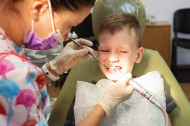 Küçük bir çocuk diş kliniği bir dişçi resepsiyonda. Çocuk Diş Hekimliği, Pediatrik Diş Hekimliği. Bir kadın stomatologis