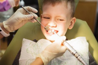 Küçük bir çocuk diş kliniği bir dişçi resepsiyonda. Çocuk Diş Hekimliği, Pediatrik Diş Hekimliği. Bir kadın stomatologis