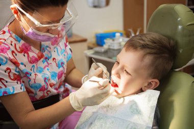 Küçük bir çocuk diş kliniği bir dişçi resepsiyonda. Çocuk Diş Hekimliği, Pediatrik Diş Hekimliği. Bir kadın stomatologis