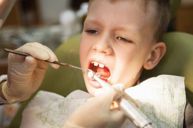 Küçük bir çocuk diş kliniği bir dişçi resepsiyonda. Çocuk Diş Hekimliği, Pediatrik Diş Hekimliği. Bir kadın stomatologis