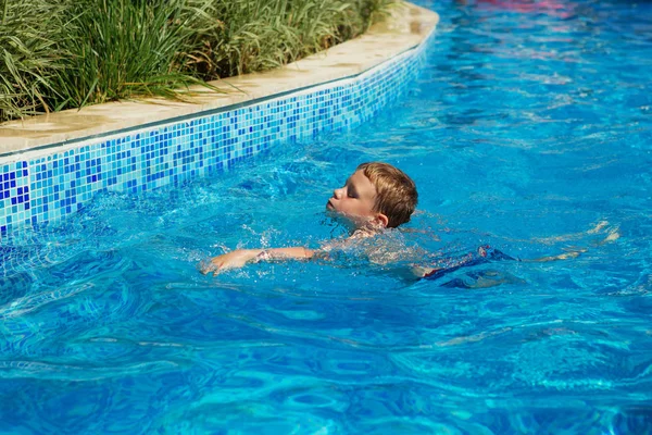 Gelukkig Kind Spelen Blauwe Water Van Het Zwembad Een Tropische — Stockfoto