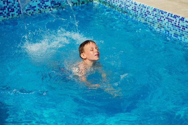 Gelukkig Kind Spelen Blauwe Water Van Het Zwembad Een Tropische — Stockfoto
