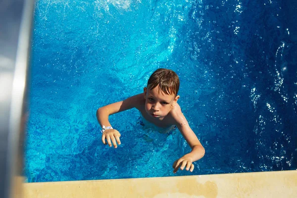 Gelukkig Kind Spelen Blauwe Water Van Het Zwembad Een Tropische — Stockfoto