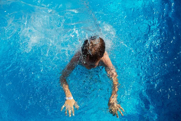 Gelukkig Kind Spelen Blauwe Water Van Het Zwembad Een Tropische — Stockfoto