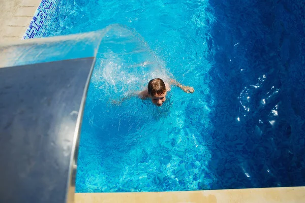 Счастливый Ребенок Играет Голубой Воде Бассейна Тропическом Курорте Моря Концепция — стоковое фото