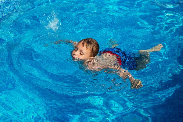 Gelukkig Kind Spelen Blauwe Water Van Het Zwembad Een Tropische — Stockfoto