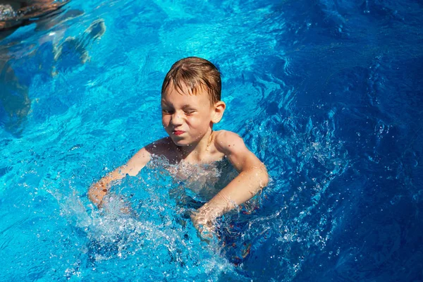 Šťastné Dětství Modré Vodě Bazénu Tropické Letovisko Moře Letní Prázdniny — Stock fotografie