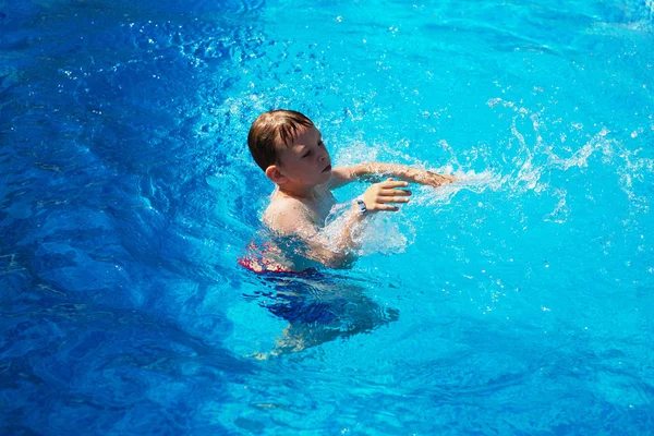 Criança Feliz Brincando Água Azul Piscina Resort Tropical Mar Conceito — Fotografia de Stock