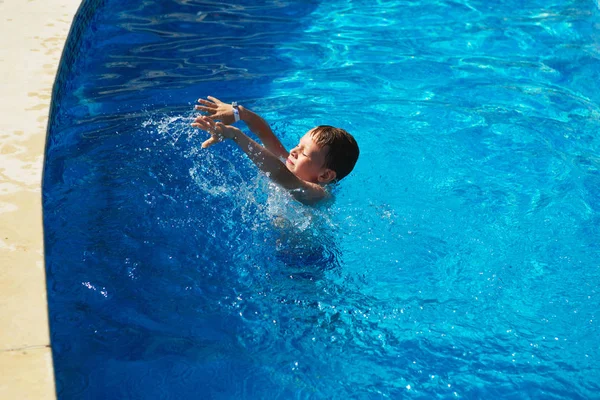 Boldog Gyerek Játszik Kék Víz Úszómedence Trópusi Üdülőhely Tengeren Nyári — Stock Fotó