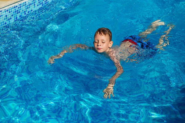 Gelukkig Kind Spelen Blauwe Water Van Het Zwembad Een Tropische — Stockfoto