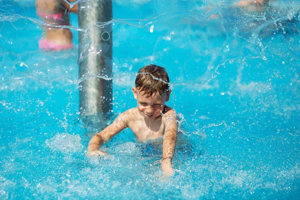 Niño Feliz Jugando Agua Azul Piscina Complejo Tropical Mar Concepto — Foto de Stock