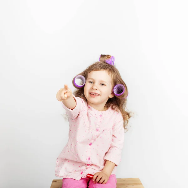 Bella Bambina Con Bigodini Sulla Testa Guardando Fotocamera Divertirsi Casa — Foto Stock