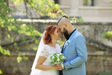 Sadece evli sevgi dolu hipster çift düğün giysi ve parkta takım. Mutlu gelin ve damat yürüyüş koşma ve dans. Romantik evli genç aile. Sonbahar düğün