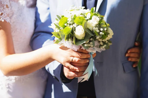 Lindo Buquê Casamento Com Rosas Brancas Crisântemos Verdes — Fotografia de Stock