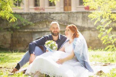 Sadece evli sevgi dolu hipster çift düğün giysi ve parkta takım. Mutlu gelin ve damat yürüyüş koşma ve dans. Romantik evli genç aile. Sonbahar düğün