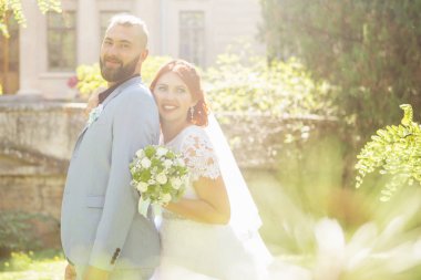 Sadece evli sevgi dolu hipster çift düğün giysi ve parkta takım. Mutlu gelin ve damat yürüyüş koşma ve dans. Romantik evli genç aile. Sonbahar düğün