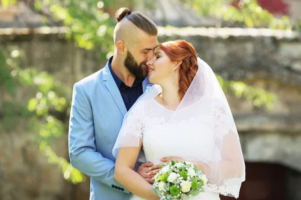 Apenas Casado Casal Hipster Amoroso Vestido Noiva Terno Parque Noiva — Fotografia de Stock