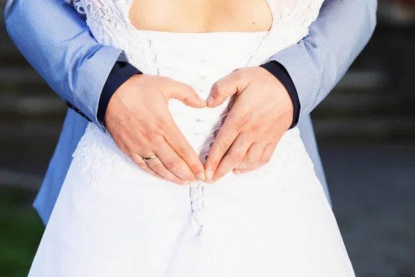 Der Bräutigam Macht Ein Herzzeichen Während Seine Arme Seine Braut — Stockfoto