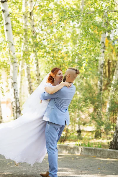 Apenas Casado Casal Hipster Amoroso Vestido Noiva Terno Parque Noiva — Fotografia de Stock