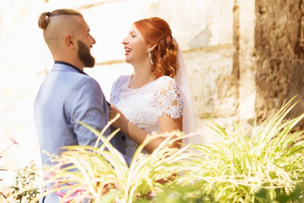 Das Frisch Verheiratete Hipster Paar Brautkleid Und Anzug Park Glückliche — Stockfoto