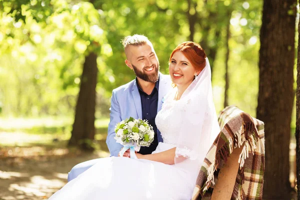 Apenas Casado Casal Hipster Amoroso Vestido Noiva Terno Parque Noiva — Fotografia de Stock