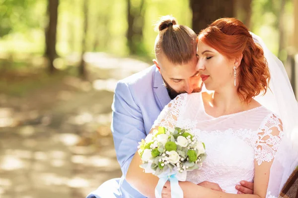 Jen Milující Bokovky Manželé Svatební Šaty Obleky Parku Šťastná Nevěsta — Stock fotografie