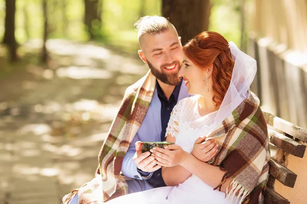 Apenas Casado Casal Hipster Amoroso Vestido Noiva Terno Parque Noiva — Fotografia de Stock