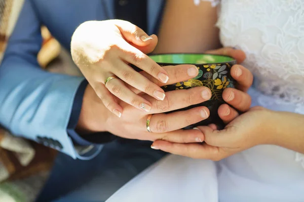 Casal Apaixonado Aquecendo Mãos Uma Xícara Chá Quente Casamento — Fotografia de Stock