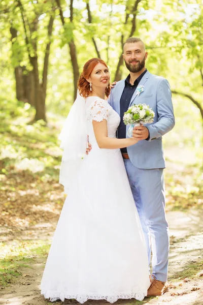 결혼된 Hipster 드레스와 공원에서 낭만적인 — 스톡 사진