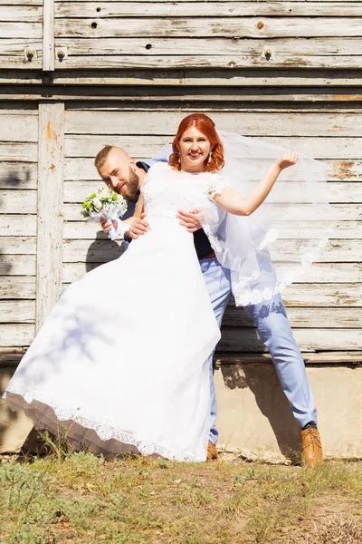 ちょうど愛するヒップスター夫婦の結婚式でドレスし 合わせて古い木造家屋の前でポーズします 幸せな花嫁と花婿を実行して ダンスを歩きます ロマンチックな結婚している若い家族 秋の結婚式 — ストック写真