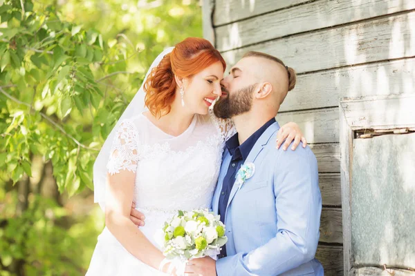 Acabo Casarme Amante Pareja Hipster Vestido Novia Traje Parque Feliz —  Fotos de Stock