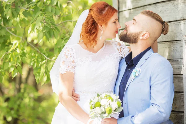 Apenas Casado Casal Hipster Amoroso Vestido Noiva Terno Parque Noiva — Fotografia de Stock