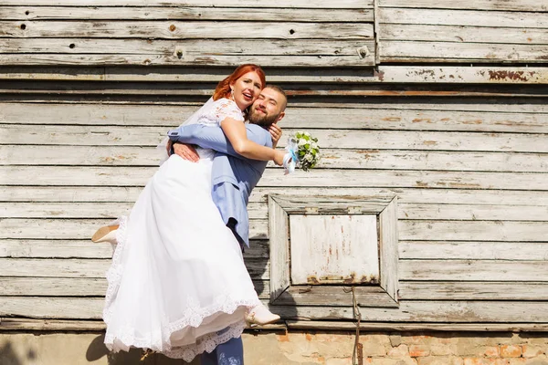 Gewoon Liefdevolle Hipster Echtpaar Bruiloft Jurk Pak Poseren Voor Een — Stockfoto