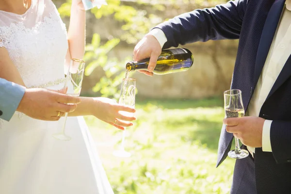 Pessoas Seguram Copos Mãos Com Vinho Branco Festa Casamento Amigos — Fotografia de Stock